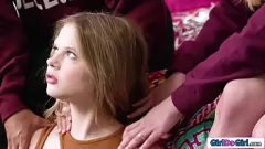 تشغيل تجربة مع خطوة الأب: لقاء مثليه آسيوي وشقراء ساخنة