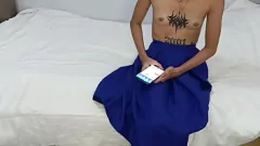 Jouer Slim asiatique avec des tatouages ​​dans le pied intime et la séance de léchage de la chatte