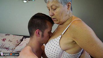 Riproduci La babuta di 68 anni fa sesso hardcore con il suo amante con un grosso pene hardcore