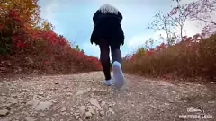 Reproducir Fetiche de pie del bosque solitario: madriguera en solitario al aire libre en calcetines y pantimedias