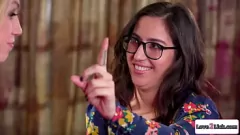 تشغيل مقدم الرعاية اللاتيني قرنية يمتلك كس الفتاة الرطبة العمياء