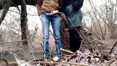Reproducir MILF con curvas en falda de cuero chupa la polla al aire libre después de ayudar con meando