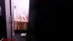 Redă Prins cu mâna roșie: modelul indian devine anal cu vibrator și dracului
