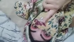 Riproduci Squilla araba MILF rivestita di hijab durante l'intenso gioco da solista
