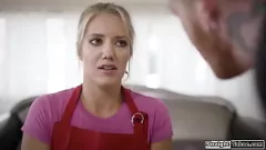 Abspielen Small Titten Maid wird von zwei Dieben in einer intensiven Analsitzung getestet