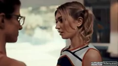 Odtwórz Cheerleaderka dzieli niegrzeczny trójkąt z trenerem i mężem