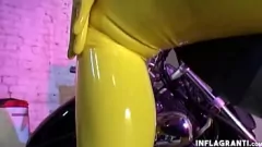 Redă Babes euro-îmbrăcat în latex se degajează în jocul anal cu jucării sexuale