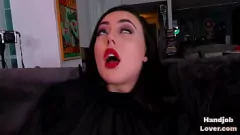 Riproduci L'affascinante dea del corvo fa un pompino incredibile mentre si tocca la figa bagnata in lingerie sexy