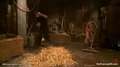 Redă O blondă supusă înlănțuită îndură sclavie anală dură cu torturi în apă într-un trio extrem BDSM