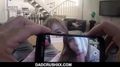 Reproducir La adolescente astuta Dolly Leigh es follada duramente por su padrastro cachondo en un sextape de sexo familiar tabú