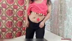 Reproduzir Namorada sensual Desi sacode a bunda em uma dança fumegante no quarto para o prazer XXX