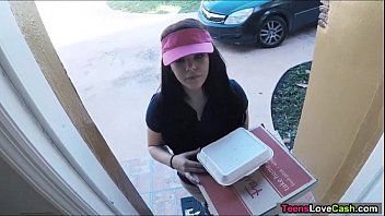 Reproduzir O adolescente que faz pizza é pago para fazer sexo xnxx