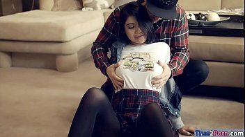 Afspelen foto's van naakte vrouwen die seks hebben met een collega die zijn hardcore jongens zo hard mogelijk neukt