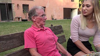 Reproducir Estudiantes rumanos chupando polla por dinero follada por un viejo de 75 años