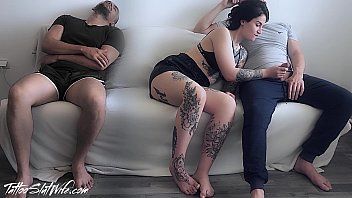 Redă Sotu doarme langa ea pe canapea si tarfulita face muie unui amic
