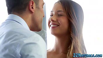 تشغيل إنها ليلة رأس السنة الجديدة وهي تجعلها تنتهي بملابسها