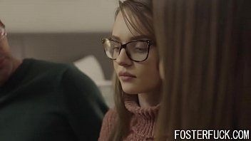 Jouer La fille mariée est obsédée par la pipe où elle embrasse son patron