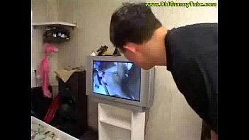 Redă Il prinde pe fiul ei cand se uita la filme porno si il scapa ea de laba