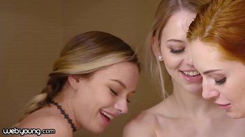 Abspielen Drei aufregende Frauen auf der öffentlichen Toilette provozieren Orgasmen