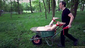 Abspielen Zwei russische Schauspielerinnen in einem anderen Land werden in sexy Posen gefilmt