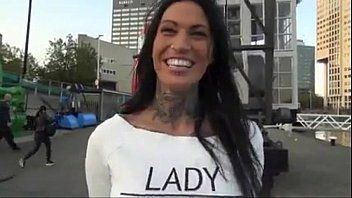 Lei sa che prende molto il suo cazzo dal suo vicino quando lui la becca