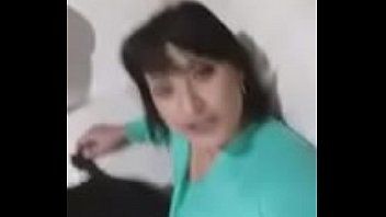 Reproducir La puta de la constante filmada cuando chupa