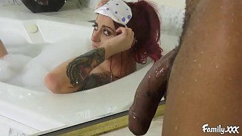 Abspielen Tätowierte Rothaarige fickt in der Dusche mit Schwarzen mit 30 cm Penis