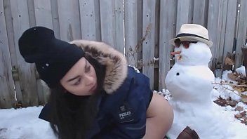 Redă Iarna xnxx cu o bruneta ce face sex cu un om de zapada