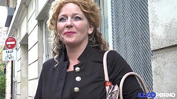 Reproducir Doble penetración con una milf que quiere su pene y mucho semen en su garganta