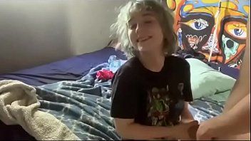 Reproduzir O irmão ensina sua irmã aos 18 anos a fazer sexo