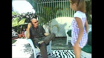 Redă Bunicul isi penetreaza nepoata cea mica si o dezvirgineaza