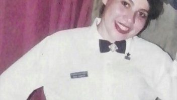Reproduzir Uma lésbica gorda é beijada na buceta e é uma adolescente