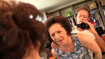 Afspelen Drie milf lesbiennes likken en delen zwart met grote lul