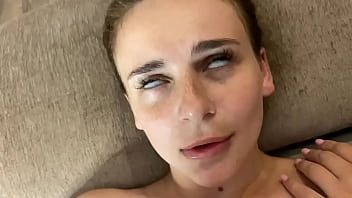 Jouer Sœur porno qui roule des yeux xxx