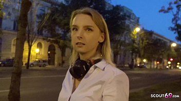 Reproducir Candy una azafata sexy recibe polla en el hotel