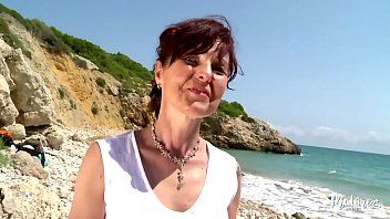Afspelen Joyce betaalde een milf op het strand om de jonge man te neuken