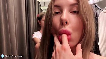 تشغيل xxx في كشك الاختبار في مركز تسوق بانيسا مع اثنين من مثليات