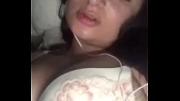Riproduci il corvo si strofina la figa con il dito mentre parla con la sua ragazza sul web