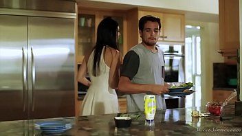 Reproducir A la mierda la morena adolescente que tiene antojo de xxx en la cocina
