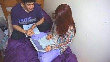 Jouer Xxx frubatran avec une étudiante qui a des relations sexuelles avec son amie après les méditations